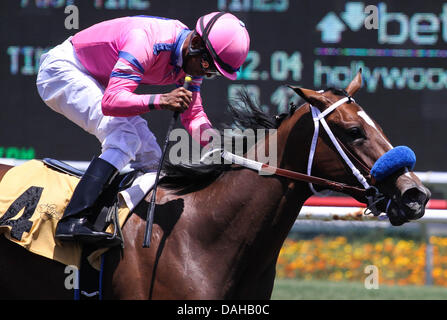 Inglewood, Kalifornien, USA. 13. Juli 2013. Sie ist A Tiger mit Frank Alvarado an Bord gewinnt den 69. Ablauf der Landaluce bei Betfair Hollywood Park in Inglewood, Kalifornien am Juli 13,2013. Bildnachweis: Zoe Metz/Eclipse Sportswire/Eclipse/ZUMAPRESS.com/Alamy Live-Nachrichten Stockfoto