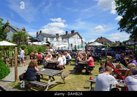 Das Swan Pub-Bier Garten, Manor Road, Walton-on-Thames, Surrey, England, Vereinigtes Königreich Stockfoto