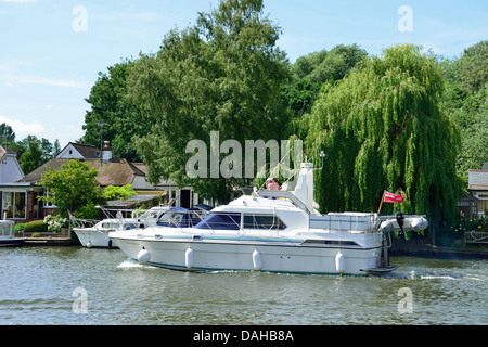 Freizeit Bootshäuser vorbei am Flussufer auf Themse, Walton-on-Thames, Surrey, England, Vereinigtes Königreich Stockfoto