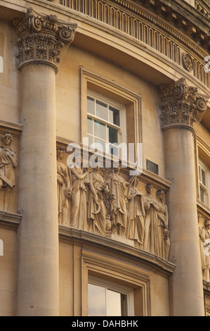 Detail der geschnitzten Basrelief an der Guildhall Bath, Somerset, England Stockfoto