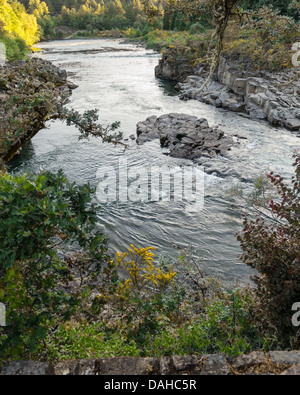 Gleiten Sie Oregon USA.  Little River und North Umpqua Flüsse kollidieren Kopf auf zu diesem Zeitpunkt Stockfoto