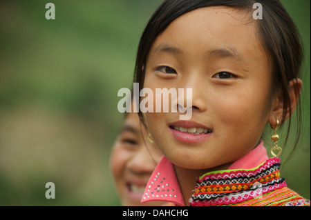 Portrait eines Mädchens Flower Hmong in ihrem bunt gestickten tribal Kostüm, nr Bac Ha N Vietnam Stockfoto