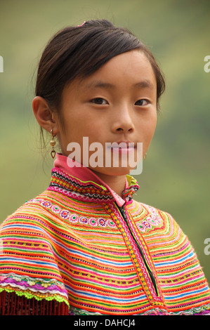 Portrait eines Mädchens Flower Hmong in ihrem bunt gestickten tribal Kostüm, nr Bac Ha N Vietnam Stockfoto