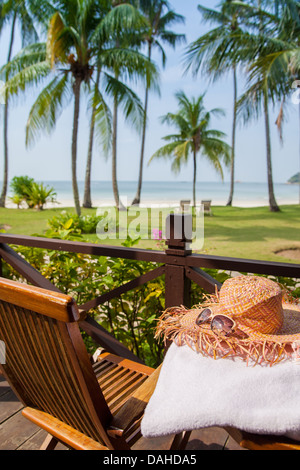 Holzstuhl in Island Resort Stockfoto