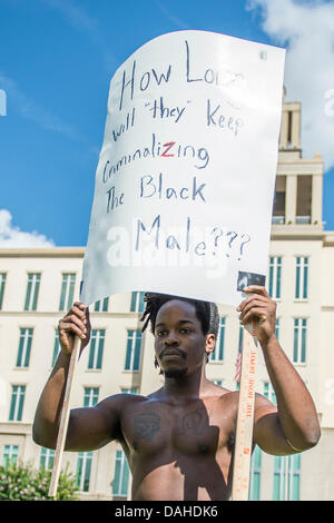 13. Juli 2013 - Sanford, FL, USA: Ein Demonstrant zeigt seine Zeichen außerhalb der Seminole County Courthouse in Tag 2 der Jury Deliberation in der Studie von George Zimmerman, Zimmerman wurde aufgeladen in 2012 für die Erschießung des Trayvon Martin in Sanford, FL Stockfoto