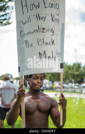 13. Juli 2013 - Sanford, FL, USA: Ein Demonstrant zeigt seine Zeichen außerhalb der Seminole County Courthouse in Tag 2 der Jury Deliberation in der Studie von George Zimmerman, Zimmerman wurde aufgeladen in 2012 für die Erschießung des Trayvon Martin in Sanford, FL Stockfoto