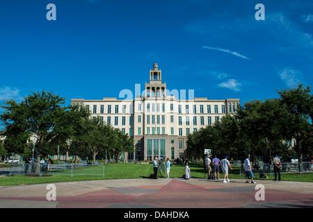 13. Juli 2013 - Sanford, FL, USA: Blick auf das Seminole County Courthouse vor Beginn der 2. Tag der Jury Deliberation in der Studie von George Zimmerman, war Zimmermann im Jahr 2012 für die Erschießung des Trayvon Martin in Sanford, FL berechnet Stockfoto