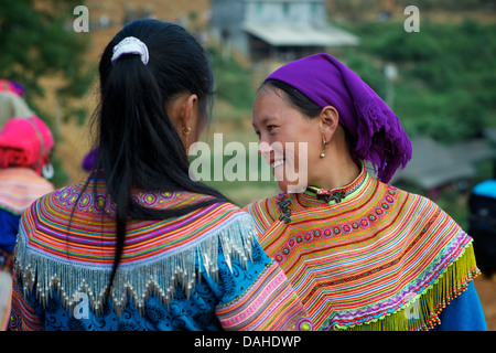 Flower Hmong Frauen in Stammes-Kleid können Cau Markt, in der Nähe von Bac Ha, Vietnam Stockfoto