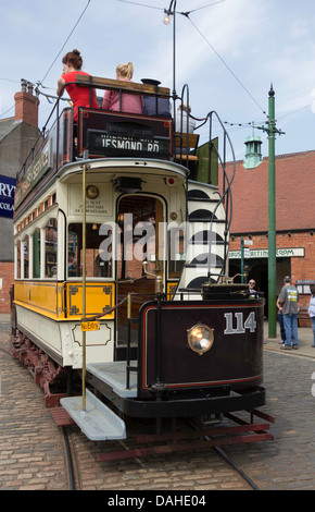 Restaurierte offenen Doppeldecker Newcastle Straßenbahn Nr. 114 in der Stadt Beamish Museum of Northern Life gekrönt Stockfoto