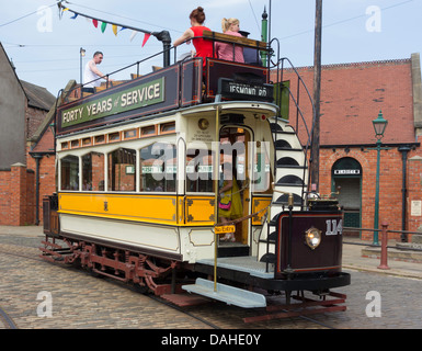 Restaurierte offenen Doppeldecker Newcastle Straßenbahn Nr. 114 in der Stadt Beamish Museum of Northern Life gekrönt Stockfoto