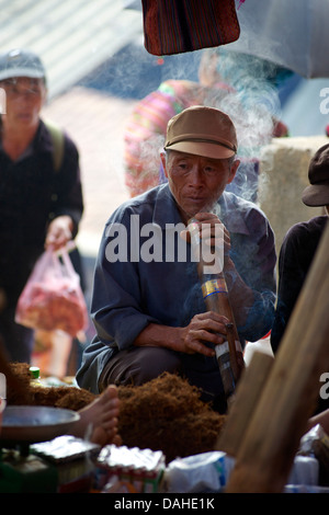 Rauchen Tabak in einer wassergefüllten Bambus Bong. Können Sie Cau Markt, in der Nähe von Bac Ha, Provinz Lao Cai, Vietnam Stockfoto