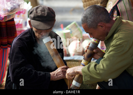 Rauchen Tabak in einer wassergefüllten Bambus Bong. Können Sie Cau Markt, in der Nähe von Bac Ha, Provinz Lao Cai, Vietnam Stockfoto