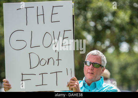 13. Juli 2013 - Sanford, FL, USA: Ein Demonstrant hält ein Schild außerhalb der Seminole County Courthouse in Tag 2 der Jury Deliberation in der Studie von George Zimmerman, Zimmerman wurde aufgeladen in 2012 für die Erschießung des Trayvon Martin in Sanford, FL Stockfoto