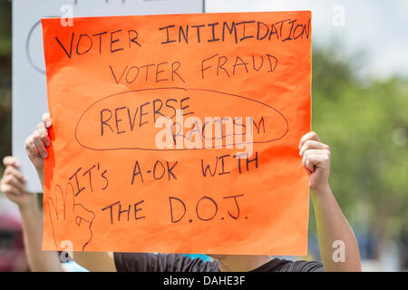 13. Juli 2013 - Sanford, FL, USA: Ein Demonstrant hält ein Schild außerhalb der Seminole County Courthouse in Tag 2 der Jury Deliberation in der Studie von George Zimmerman, Zimmerman wurde aufgeladen in 2012 für die Erschießung des Trayvon Martin in Sanford, FL Stockfoto