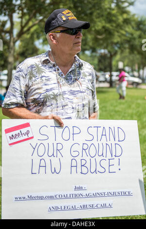 13. Juli 2013 - Sanford, FL, USA: Wayne Makowski hält sein Zeichen außerhalb der Seminole County Courthouse in Tag 2 der Jury Deliberation in der Studie von George Zimmerman, Zimmerman wurde aufgeladen in 2012 für die Erschießung des Trayvon Martin in Sanford, FL Stockfoto