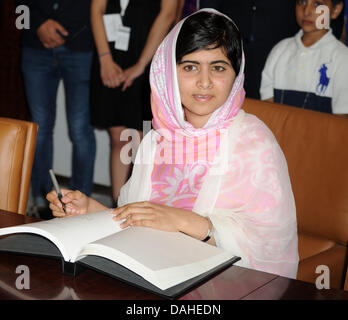 New York, USA. 12. Juli 2013. Malala Yousafzai, die 16-j hrige pakistanischen Fürsprecher für Bildung von Mädchen, die von den Taliban in den Kopf geschossen wurde besucht die Vollversammlung der Vereinten Nationen-Jugend am 12. Juli 2013 in New York City. Die Vereinten Nationen erklärt Juli 12 ' Malala Day. Bildnachweis: Dpa picture Alliance/Alamy Live News Stockfoto