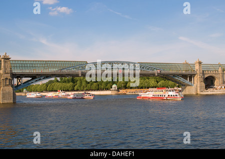 Blick auf Moskau. Andreyevsky Brücke und Pushkinsky-Fußgängerbrücke Stockfoto