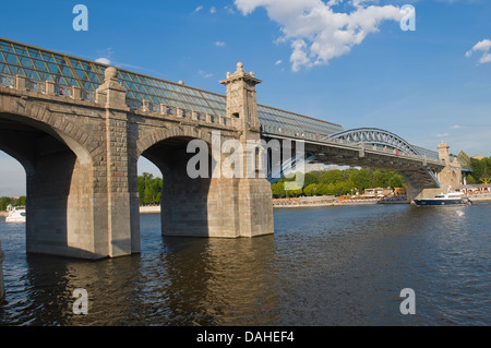 Blick auf Moskau. Andreyevsky Brücke und Pushkinsky-Fußgängerbrücke Stockfoto