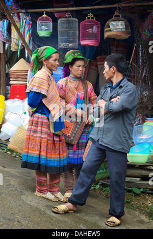 Flower Hmong Frauen Gespräch mit einem Mann am Markt von Bac Ha, Provinz Lao Cai, Vietnam Stockfoto