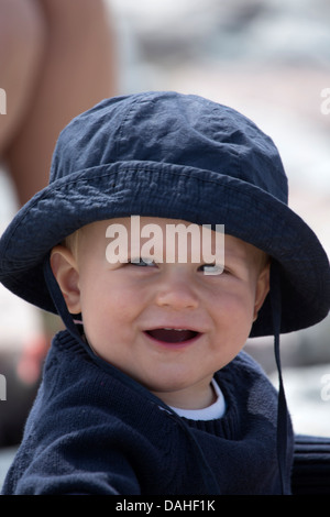 Ein einjähriger Junge Lächeln auf den Lippen. Stockfoto