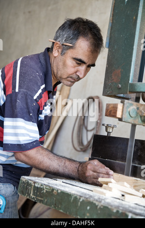 Türkische Tischler mit einer Bandsäge um das Holz zu verarbeiten. Stockfoto