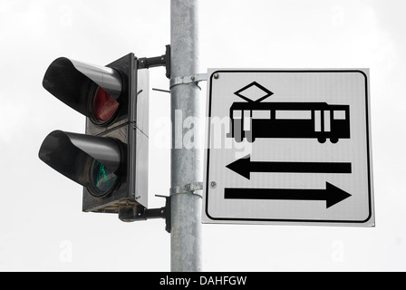 Straßenschild. Warnung, Straßenbahnen in beide Richtungen Stockfoto