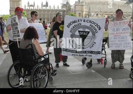 London, UK. 13. Juli 2013. März, Downing Street, die hand in der Petition an die Schlafzimmer Steuer abzuschaffen. London, UK, 13. Juli 2013 Credit: Martyn Wheatley/Alamy Live News Stockfoto