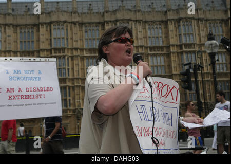 London, UK. 13. Juli 2013. Paula Peters von DPAC (behinderte Menschen gegen Kürzungen) hält eine Rede vor der März, Downing Street, die hand in der Petition an die Schlafzimmer Steuer abzuschaffen. London, UK, 13. Juli 2013 Credit: Martyn Wheatley/Alamy Live News Stockfoto