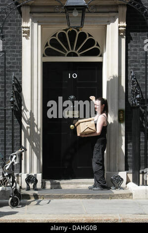 London, UK. 13. Juli 2013. Jessica Mccarnun in 10 Downing Street, die hand in der Petition an die Schlafzimmer Steuer abzuschaffen. London, UK, 13. Juli 2013 Credit: Martyn Wheatley/Alamy Live News Stockfoto