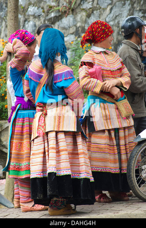 Flower Hmong Frauen reden auf der Straße, Bac Ha, Provinz Lao Cai, Vietnam Stockfoto