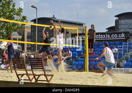 London, UK. 13. Juli 2013. Beach-Volleyball Meisterschaften 2013 auf den Kanarischen Inseln Wharf - Action für Kids-Credit: Marcin Libera/Alamy Live-Nachrichten Stockfoto