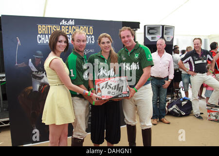 Sandbänke, Poole, Dorset, UK 13. Juli 2013: irische Polo Team erhält eine Schachtel mit Asahi Beer aus. Stockfoto