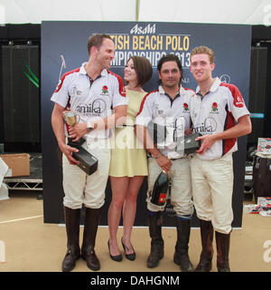 Sandbänke, Poole, Dorset, UK 13. Juli 2013: England-Team erhält die Trophyas der Gewinner des Asahi British Beach Polo Championship 2013 Stockfoto