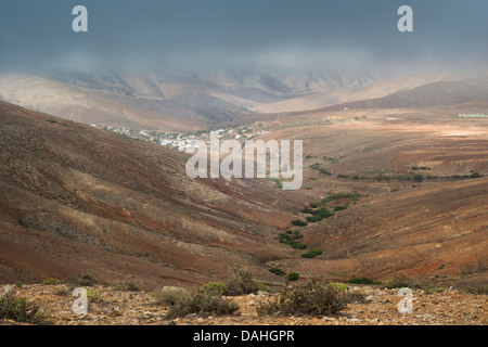 Nebligen Morgen über dem Dorf Betancuria von Mirador Corrales de Guize, Betancuria Massif, Fuerteventura, Kanarische Inseln Stockfoto