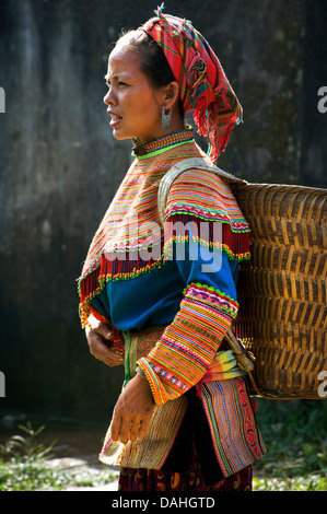 Hmong-Frau mit Korb auf Coc Ly Markt, in der Nähe von Bac Ha, Provinz Lao Cai, Vietnam Stockfoto