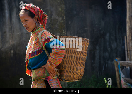 Hmong-Frau mit Korb auf Coc Ly Markt, in der Nähe von Bac Ha, Provinz Lao Cai, Vietnam Stockfoto