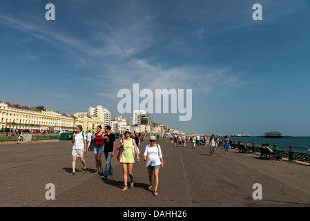 Menschen zu Fuß entlang der Promenade am Brighton England Great Britain UK Stockfoto