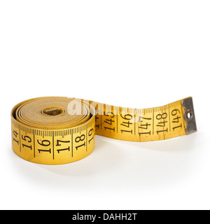 Nahaufnahme des gelben alte Maßband auf weißem Hintergrund Stockfoto