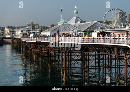 Viktorianische Pier mit Fahrgeschäfte und Palace of Fun Arcade Brighton England Great Britain UK Stockfoto