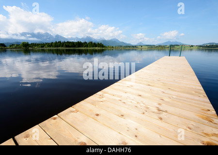 Hölzernen Bootssteg am Hopfensee (Deutschland, Bayern) Stockfoto