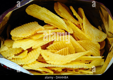 Blick in eine offene Packung Crinkle geschnitten Chips. Stockfoto