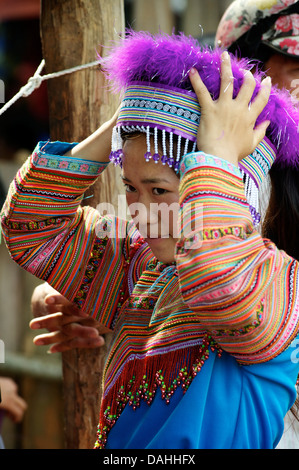 Flower Hmong Frau tribal Kopfschmuck aufsetzen. COC Ly, Vietnam. Modell veröffentlicht Stockfoto