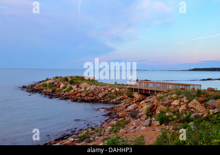Felsige Küste der Großen Seen mit einer hölzernen Brücke Leuchtturm County Park Port Hope, Michigan Stockfoto