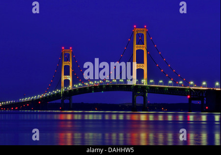 Mackinac twilight Michigan s Mackinac Bridge in allen twilight Herrlichkeit auf sechs Meilen, die zum Zeitpunkt der Konstruktion es w Stockfoto