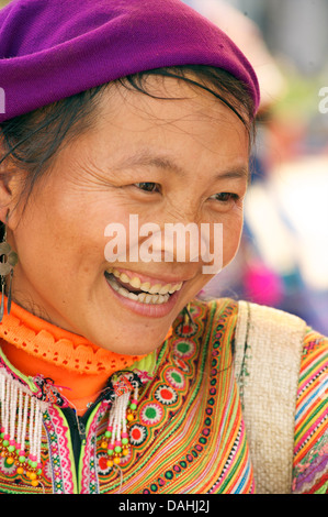 Portrait einer Frau Blume Hmong in ihrem bunt gestickten tribal Kostüm, Coc Ly Markt N Vietnam Stockfoto