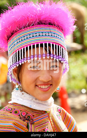 Portrait einer jungen Frau der Flower Hmong in unverwechselbaren Kopfschmuck, Coc Ly Markt N Vietnam. Model Released Stockfoto