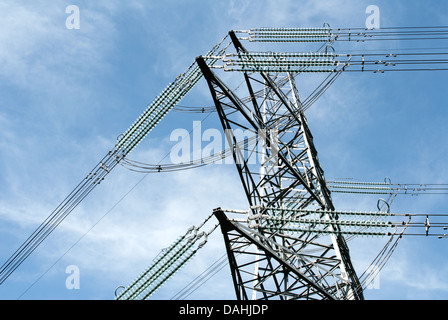 Nahaufnahme von Hochspannungsleitungen und elektrische pylon Stockfoto