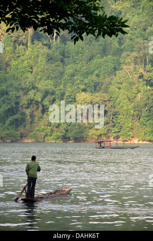 Mann am Kanu. Ba Be See ist der größte natürliche See in Vietnam. BAC Kan District, Provinz Bac Kan. Northeast Vietnam Stockfoto