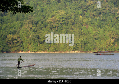 Mann am Kanu. Ba Be See ist der größte natürliche See in Vietnam. BAC Kan District, Provinz Bac Kan. Northeast Vietnam Stockfoto