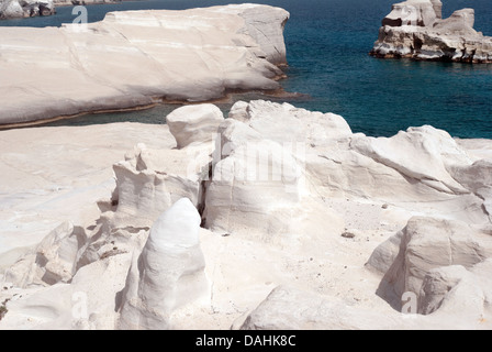 Höhlen und Felsformationen am Meer am Kleftiko Bereich auf der Insel Milos, ein Griechenland Stockfoto